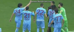 TO MOŽE SAMO U TURSKOJ: Igrač pokаzao sudiji put u svlačionicu (VIDEO)