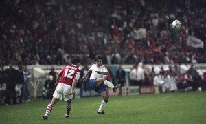 VREMEPLOV: Kada je Arsenal golom sa preko 40 metara izgubio evropski trofej (VIDEO)