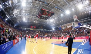 NEUOBIČAJENO: Obezbeđenje iza Zvezdine klupe! Čemu? (FOTO)