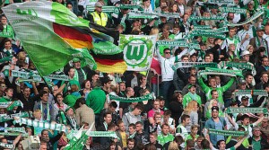 ŽESTOKO U NEMAČKOJ: Navijači Volfsburga vatrom na igrače Hanovera! (VIDEO)