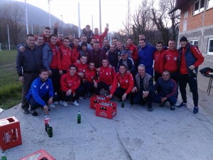 DA SE ZALIJE: Baja Mali Knindža napisao himnu za Karanovac, fudbaleri ga dočekali sa gajbom piva (FOTO) (VIDEO)