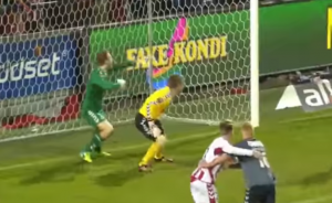 DVOBOJ GOLMANA: Došao da ometa kolegu, a onda mu dao gol (VIDEO)