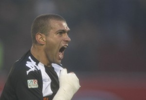 VREMEPLOV: Stranac kojeg Grobari i dalje vole, sa slomljenom rukom dao je gol u derbiju (VIDEO)