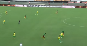 GOL SA VIŠE OD 50 METARA: Južnoafrikanac utišao Kamerun pogotkom za TV špice (VIDEO)