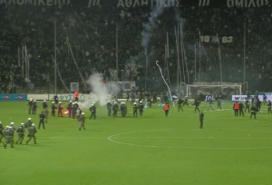 HAOS U SOLUNU: Trener Olimpijakosa pogođen u leđa, tuča navijača PAOK-a sa policijom (VIDEO)