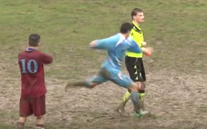 GDE ĆEŠ NA STENU: Dobio crveni karton, šutnuo sudiju iz sve snage, ali se malo prešao… (VIDEO)