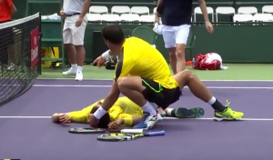 PA ZAR SVOG SAIGRAČA? Forhend, loptica po glavi, patos… (VIDEO)