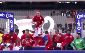 PREDMET PODSMEHA: Kapiten Standarda podigao pehar, pa ostao bez gaća (VIDEO)