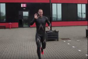 MAJSTORE, PREŠAO SI IGRICU: Zakasnio na trening, pa se pojavio u – ronilačkom odelu! (VIDEO)