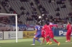 KAKVO LUDILO: Golman odbranio penal, pa postigao autogol glavom! (VIDEO)