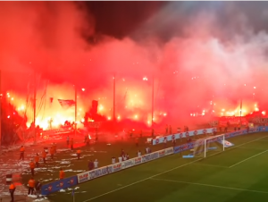 GORELA TUMBA: Paklena bakljada dočekala Olimpijakos, ipak tim iz Pireja slavio (VIDEO)