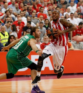 SAMO SE KINSIJU ‘ŽURILO’ IZ ARENE: Shvatićete kad vidite koja ga je lepotica čekala ispred (FOTO)