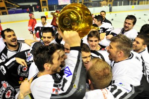 PROSLAVA TITULE CRNO-BELIH: Iskrena poruka šampiona pravo sa leda (FOTO)