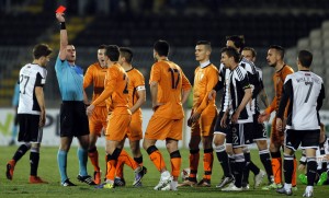 NOKAUT: Umesto fudbala u Humskoj više boksa, crveni za Tumbasevića zbog udarca glavom (VIDEO)