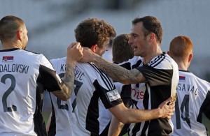 ROĐENDANSKA ŽURKA: Partizan na proslavi 90-godišnjaka iz komšiluka