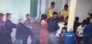 DOSTA JE BILO DA SUDIJE DOBIJAJU BATINE: Makedonski arbitar posložio fudbalere (VIDEO)