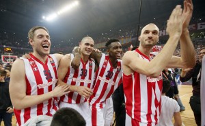 DOBRA ATMOSFERA: Kad Kinsi upadne u kadar Simonoviću tokom intervjua (VIDEO)