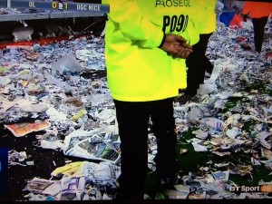 ‘PAPIRNA OLUJA’ U FRANCUSKOJ: Ovakav haos se ne viđa svaki dan… (VIDEO)