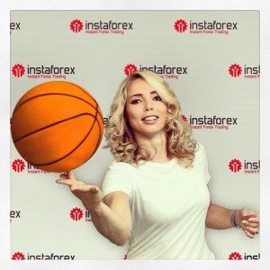 LEPOTICA, KOJA JE ODUŠEVLJENA DELIJAMA, PORUČILA: Kraj ‘rata’ FIBA i Evrolige! (VIDEO)