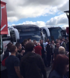 HULIGANIZAM U EVROPI: Pesničenje navijača Evertona i Mančester junajteda, jedan u nokdaunu (VIDEO)