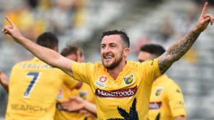 NA GRUDI PA VOLEJ IZ OKRETA ZA UDŽBENIKE: Golčina za aplauz, nema šta (VIDEO)