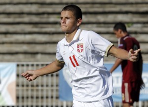 PUKLA PETARDA U ZEMUNELU: Zvezda napunila mrežu večitog rivala i dobila centarfora za budućnost