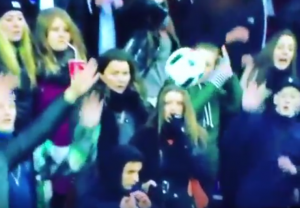 CIGARA U RUCI, LOPTA U GLAVU: Devojka na tribini magnet je čak i za ‘bubamaru’ (VIDEO)