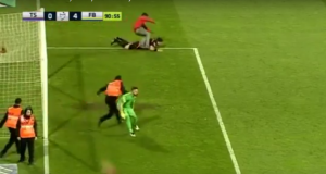 OVO DO SADA NIKADA NISMO VIDELI: Navijač brutalno šutirao sudiju! (VIDEO)