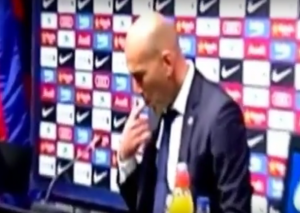 KAMERA JE SVE UHVATILA: Zizuove igrarije sa žvakom zgrozile fudbalski svet! (VIDEO)