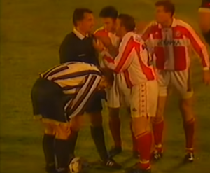 KONTROVERZNI 16. APRIL: Zvezdini fudbaleri su se svađali sa sudijom, a ‘jug’ je goreo (VIDEO)