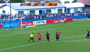 KAKAV KARAMBOL: Golman nije ni znao da je obranio penal (VIDEO)