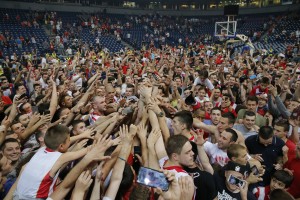 LUDNICA NA PARKETU ARENE: Teodosić pogođen u glavu, Mitrović i Štimac jurili fotografa!