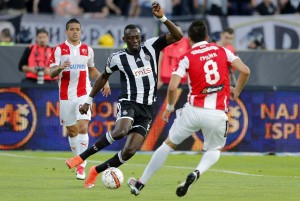 NEOBIČAN PRIZOR NA DERBIJU: Ono kad žandarm iza gola slavi pogodak svog tima (VIDEO)