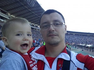 LJUBAV NEMA GRANICA: Bio je najmlađi zvezdaš na proslavi titule, ali je navijao ‘kao mator’… (VIDEO)