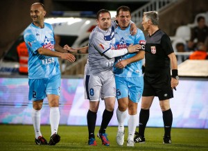 LEGENDA: Neverovatan lob Mijata, ali ponovo prečka (VIDEO)