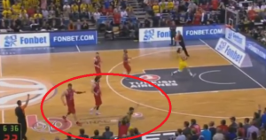 VIDEO VEČERI: Evo kako je navijač CSKA gurnuo Kalinića i umalo izazvao opštu tuču (VIDEO)