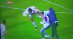 SKANDAL U TURSKOJ: Navijači Karabuka tukli fudbalere Elzaga (VIDEO)