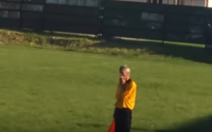 POTPUNI HIT U ‘CIRKUS LIGI’: Sudija puši tokom meča, a zastavicu podiže na nesvakidašnji način… (VIDEO)