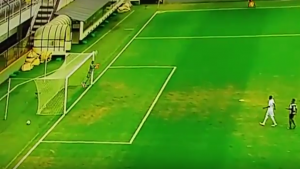 TIMSKI AUTOGOL: Štoper je ‘pobedio’ svojim potezom, a šta tek reći za ‘biser’ golmana… (VIDEO)