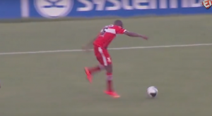 KOMENTATOR VRIŠTAO OD SMEHA: Urnebesno – ‘greška iz igrice’, ali u realnom životu! (VIDEO)