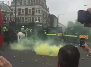 HULIGANIZAM NA DELU: Skandal – kamenovani fudbaleri Mančester junajteda! (VIDEO)