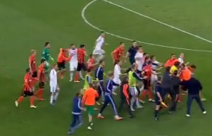 ULIČARSKI: Žestoka tuča u derbiju između Šahtjora i Dinama iz Kijeva (VIDEO)