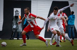 KIKS GOLMANA ZA RADOST ZVEZDAŠA: Klizav teren pomogao Sikimiću, Zvezda vodi! (VIDEO)