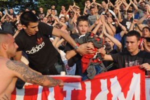 FOTOGALERIJA: Fudbaleri sve dresove poklonili bratu Aleksandra Jaćimovića, kako je Katai proslavio prvi het-trik (FOTO)