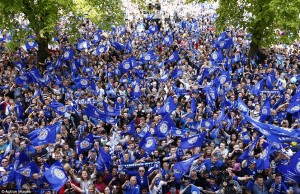 LUDILO U LESTERU: I razgolićeni Geri Lineker na paradi ‘lisica’ (VIDEO)