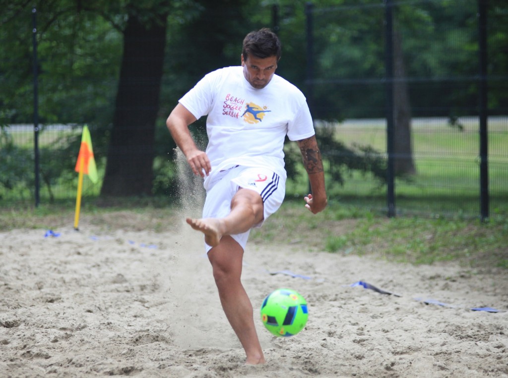 FUDBAL NA PESKU: Knežević želi da napredujemo iz meča u meč