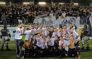 IZ DRUGOG UGLA: Evo kako je izgledalo slavlje fudbalera Partizana iz ‘kopa’ (VIDEO)