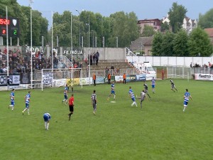 REVIJA LEPIH GOLOVA: Partizan u Inđiji igrao za malu Saru (VIDEO)