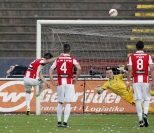 DA LI JE OVO NAJGORE IZVEDEN PENAL U ISTORIJI SRPSKOG FUDBALA: Petko je šutirao, loptu još ‘traže’… (VIDEO)