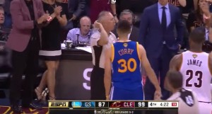 DAJTE MU BENSEDIN: Nervozni Kari gađao navijača (VIDEO)